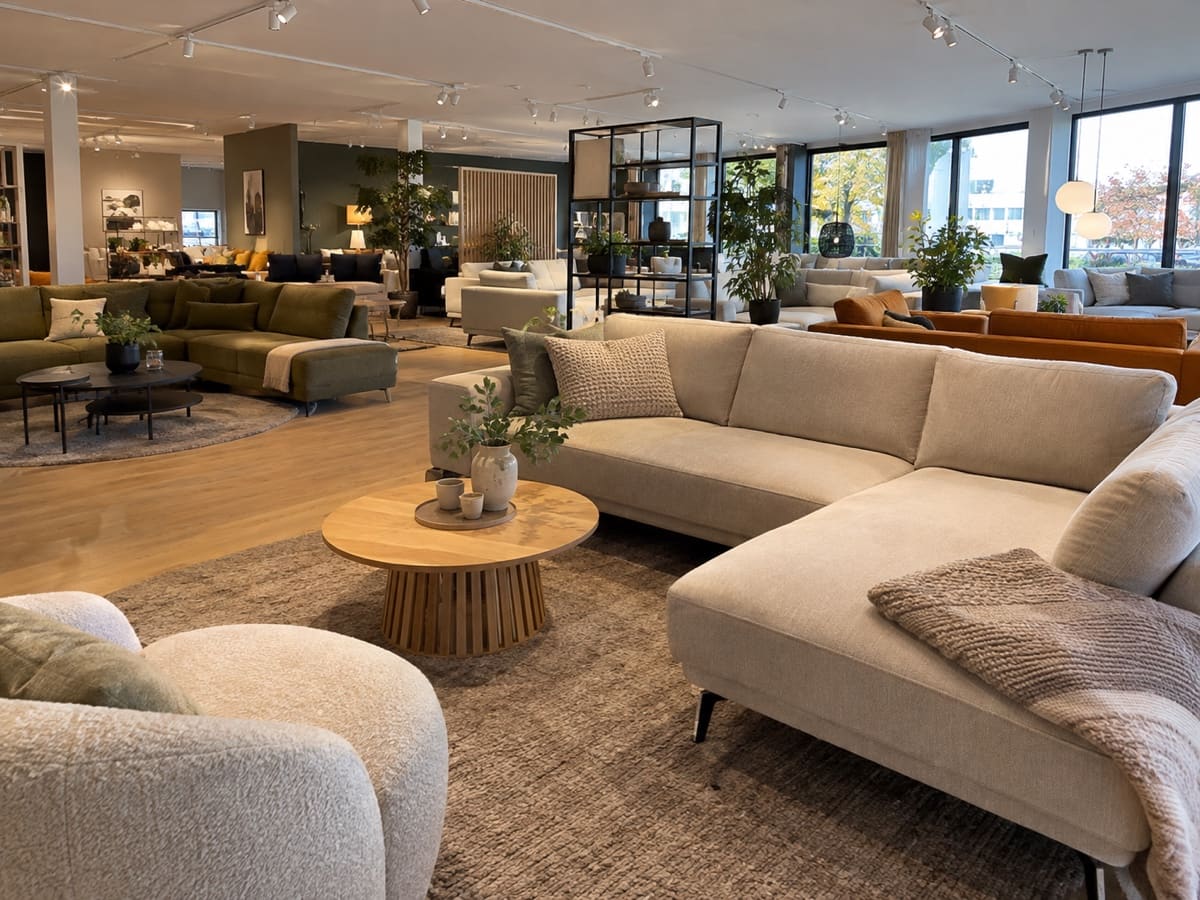 Ausstellungsfläche eines Möbelhauses mit Sofas und Sesseln